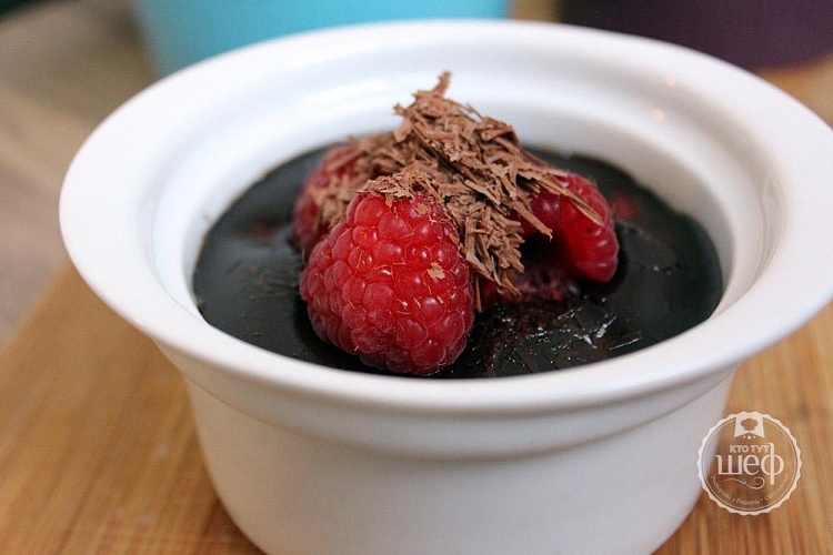 Шоколадный десерт с малиной